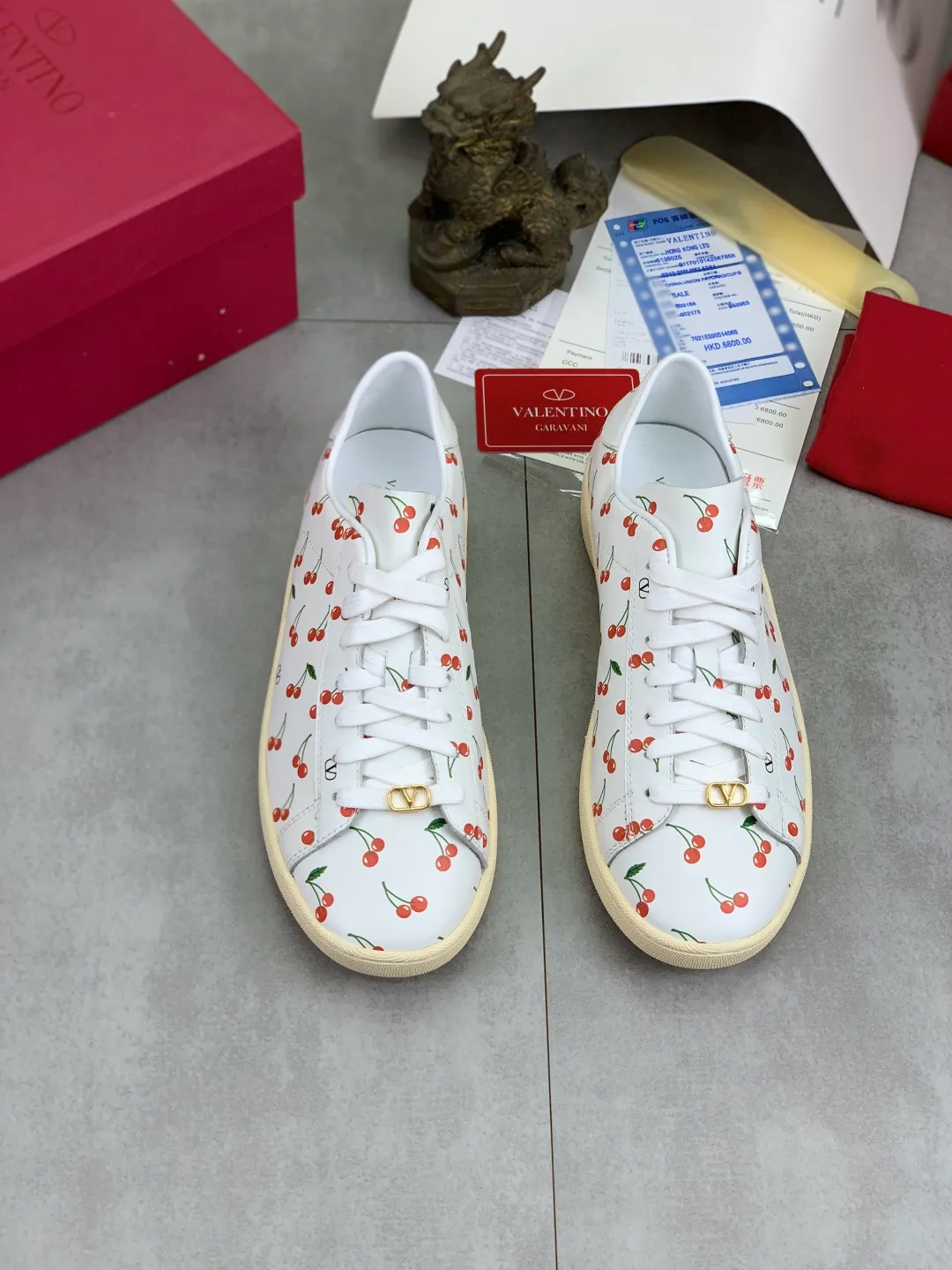 Men's men's shoes 💰P520 New style 💰 Top version Valentino Valentino 25/ Royco series Cherry 🍒Couple style Casual sneakers White shoes Original purchase and development Production Classic and timeless low-top sneakers outline a lazy silhouette, supplemented by low-key and restrained brand details, evolved into a must-have item in the wardrobe, comfortable and versatile!  ✔️Fabric: Original customized first-layer cowhide ✔️Inner lining: Imported breathable sheep lining ✔️Sole: Original molded anti-slip rubber material ✔️Size: 38-45